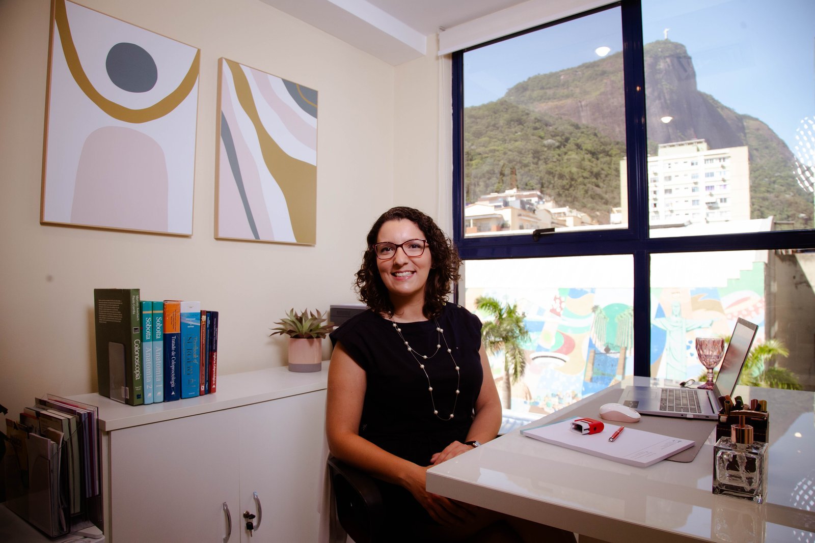 Dra. Alessandra Cintra Amaral em seu consultório, com vista para o Corcovado