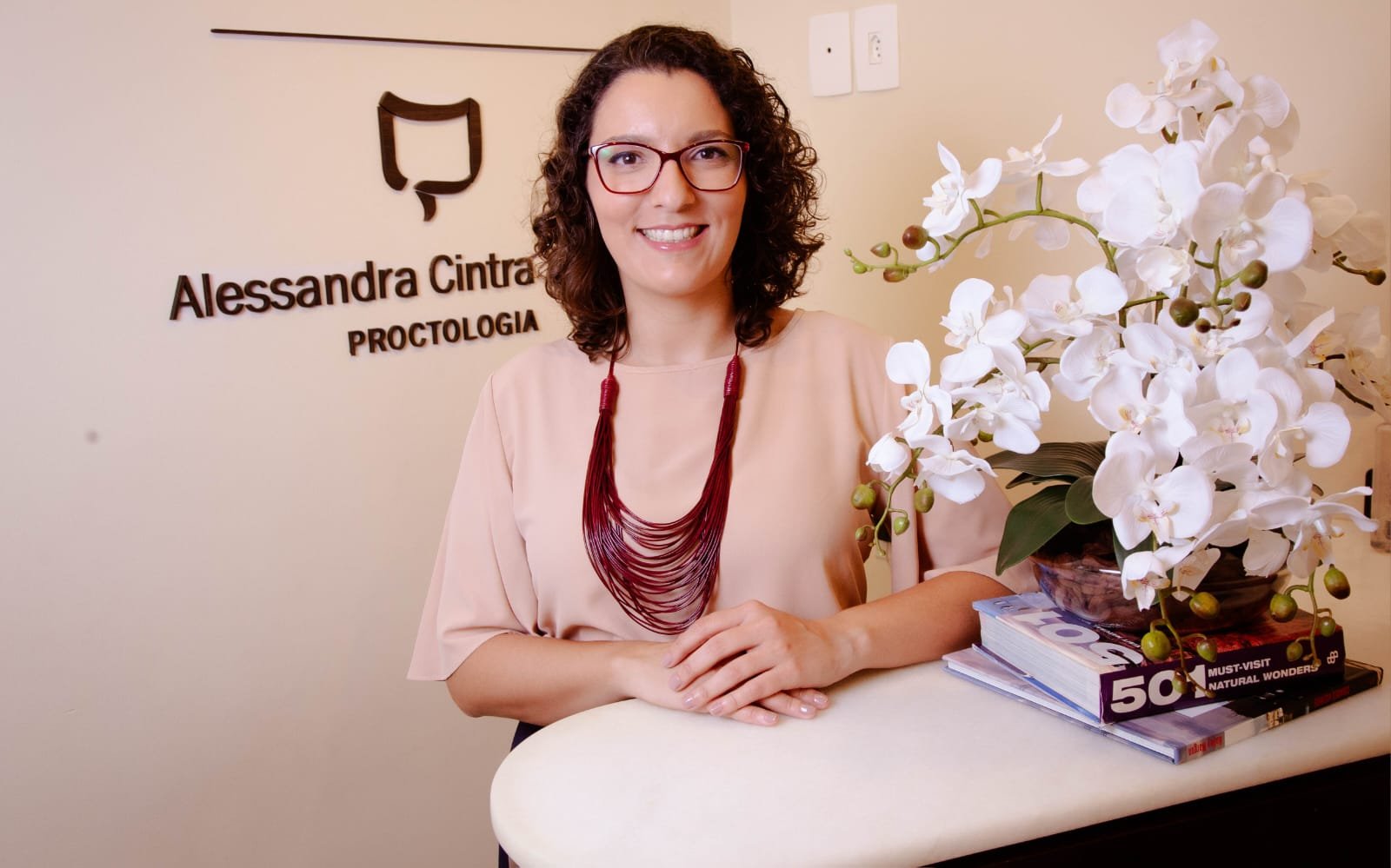 Dra. Alessandra Cintra Amaral, médica coloproctologista, em seu consultório